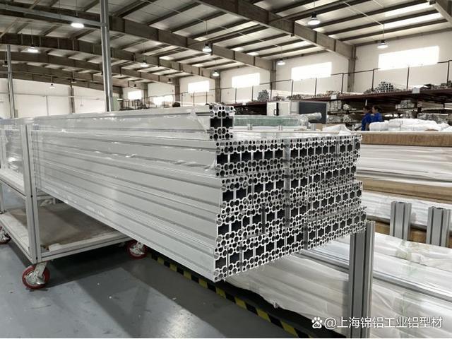 铝型材支架是用不同结构或不同使用场合的型材组装而成的产品的总称.